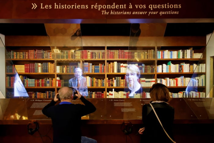 Visite libre - Hologrammes des historiens répondant aux question des visiteurs dans la mythothèques de l'Historial Jeanne d'Arc